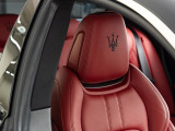 ヘッドレストトライデントロゴが内装の印象を更に引き締めます。