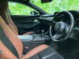 運転席まわりは視界を確保しやすい配置で、前席シートは身体を支える形状。ブラウンとブラックの配色が落ち着きを添え、日々の移動もゆったり過ごせる室内です。