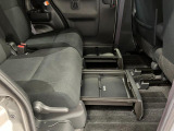 【置きラクボックス(後席)】 フロアに直接置きたくない荷物の収納に便利です。