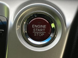 エンジンの始動と停止を行うスイッチを備え、車内での始動操作がしやすい仕様です。ボタン表示が明確で、操作箇所を確認しやすい点も魅力です。
