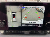 上から丸見えアラウンドビュー!車を真上から見下ろした様な映像を映し出します。これで苦手な車庫入れもラクラク。