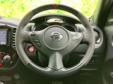 握りやすい形状で、運転席から自然に手を添えやすいステアリングです。左右のスイッチ類も手元にまとまり、前方を見ながら必要な操作に移りやすい配置で、日常の運転をサポートします。