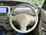 インテリアに合わせたデザインのステアリングは、運転される方のことも考え、運転しやすい形状、大きさです。是非一度、実際に触ってお確かめください。