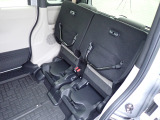 ◆チップアップ&ダイブダウン機構付【ULTR SEAT】は後席座面を左右分割で跳ね上げることができます。トランクで積載できない背の高い荷物をラクラク収納できます。ホンダ車ならではの人気装備です。
