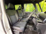 運転席まわりには十分なスペースがあり、大柄な方でもゆったり運転していただける環境です。