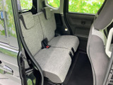 後席は左右にゆとりを感じるベンチタイプで、明るい色合いが車内をすっきり見せます。窓から外の様子も見やすく、ご家族や友人との移動でもくつろいでお過ごしいただけます。