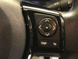 【ステアリングスイッチ】右です。ステアリングから手を離さず、運転に集中したまま手元でマルチインフォメーションディスプレイ内の表示切替などができます。