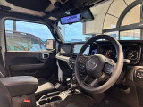 ステアリングを握ればJeepワールドが目の前に広がります。
