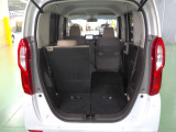 荷物によって片側のみシートを倒して使うことも出来ます。