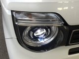明るく白い光のLEDヘッドライトにより、夜間でも遠くまで見通しやすく、安全性が高まります。