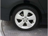 アルミホイールは、軽量なので凹凸な路面を走行した時などの突き上げを軽減、またクルマの運動性能も向上し、ブレーキを多用する走行時にもブレーキの発熱を抑え、安定したブレーキ性能を発揮します。