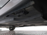 気になる中古車の下廻り。もちろん、納車時には整備スタッフによる点検を実施致しますので安心してご購入いただけます。