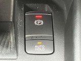 電動ブレーキ&オートホールドでブレーキ力を自動でキープ信号待ちなどの停車時に、ブレーキペダルを踏み続けていなくても自動的にブレーキ力がキープ。ペダルを踏み続けることによる足の疲れを緩和します。