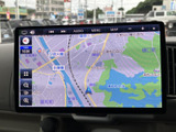地図情報が画面いっぱいに表示され、現在地や周辺の道路を把握しやすいナビ画面です。表示を確認しながら目的地までの道順を検討でき、初めて訪れる場所へのお出かけにも役立ちます。
