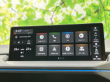 地図や電話、ラジオなどの項目が画面に並び、使いたい機能を見つけやすい表示です。日々の移動に合わせて、目的地案内や音楽再生などを活用できます。