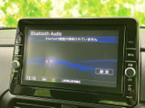 Bluetoothオーディオの画面を備え、接続状況や設定を確認しながら音楽再生の準備ができます。表示と周辺ボタンがまとまり、日常の操作時にも内容を把握しやすい構成です。