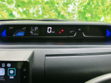 速度やシフト位置などの情報を運転席前方にまとめて表示し、視線の移動を抑えて確認しやすい配置です。表示項目が整理されており、日々の運転に必要な情報をひと目で把握できます。