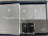 スマートキーは鍵をバッグに入れたままでもドアロックの開閉やエンジンのON・OFFができます。夜間や雨の日も鍵を探さなくて良いので便利です。