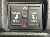 【両側パワースライドドア】スマートキーや運転席のスイッチで後席両側スライドドアの開閉が可能♪電動だから力を入れてドアを開ける必要が無く、小さなお子様でも簡単に開け閉めでき快適です♪