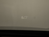 ヘッドアップ・ディスプレイ(HUD)現在のスピードや、前方の車線情報など、運転に必要な情報を、目の前のウインドウガラスに表示する機能です。これにより、目線の移動が少なく済み、安全です。