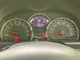 速度やエンジン回転数、燃料残量などをまとめて確認できるメーターを配置。運転に必要な情報を把握しやすく、日々の走行時に役立つ見やすいレイアウトです。