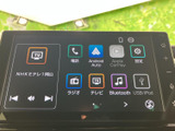 ラジオ、テレビ、Bluetooth、USB/iPodなどの項目が画面に並び、音楽や放送を選びやすい表示です。利用したいメディアを確認しながら、日常の移動に合わせて活用できます。