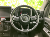 手元のスイッチから各種操作にアクセスでき、運転中も扱いやすい配置です。メーターが正面にまとまり、必要な情報を確認しながら日々の運転をサポートします。