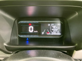 必要な運転情報がひと目で確認しやすい表示で、走行中も視線移動を抑えて状況を把握できます。速度や燃費など複数の情報を見やすくまとめ、毎日の運転をサポートします。