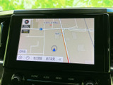 地図上に現在地や周辺の道路が表示され、目的地までのルート確認に役立ちます。拡大・縮小や地点登録などの項目も画面上で確認でき、お出かけ先を探す際にも便利です。