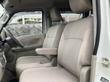 前席は座面と背もたれにゆとりがあり、落ち着いて座れる空間です。窓からの見通しもよく、明るい色合いの内装がやわらかな印象。乗り降りの際も室内の様子を確認しやすいです。