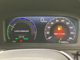 速度や各種車両情報がひと目で確認できる、見やすく整理された表示です。必要な情報を運転中にも把握しやすく、警告表示も視線に入りやすいため、日々の運転をサポートします。