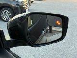 斜め後ろから接近する車を、音とドアミラーの接近警告灯の点灯で教えてくれる「BSW(後側方車両検知警報)」。車線変更時のヒヤリが減りますね!