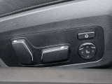 身体をしっかり支えながら長時間のドライブでも快適に過ごせるBMWのシート。素材の質感やステッチ細部まで丁寧に仕上げられたデザインが室内に上質な雰囲気を齎します。乗る度に心地良さを感じられるシートです。