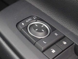 ドアの施錠・解錠に連動してドアミラーが自動で格納・復帰するオート格納機能を搭載しています。