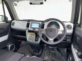 運転席まわりです。 各操作スイッチは使いやすい位置に配置されてます。