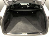 トランク容量は同一他社車両より広く、旅行やゴルフ等様々な場面で役立ちます。