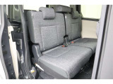 スライド機能付きの『2列目シート』です、乗られている人数や載せるお荷物で調整が出来てとても便利ですね!