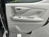 ボトルホルダー付きドアポケット。(後部座席ドア)
