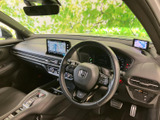 運転席まわりにはメーターやナビ画面が配置され、必要な情報を確認しやすいレイアウトです。前方の視界も広く、運転席から各部を見渡しながら落ち着いて運転に臨めます。