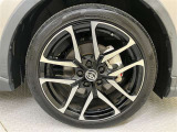 カッコイ〜純正アルミ。走っていてもこの存在感あり!!タイヤサイズは225/45R19