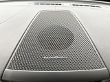 【harman kardon】ハーマンカードンのHi-Fiスペシャリストと共に、モデル別に開発・設計された専用チューニングが臨場感溢れる音響空間を実現しています。