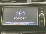 ナビ画面と音量調整用のつまみ、周辺のボタンがまとまって配置されています。必要な機能を画面や表示から確認しやすく、日々の移動で使う操作を手元で扱いやすい構成です。