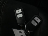 家族やパートナーと個別に持てるため、貸し借りの手間がなくスムーズに乗車できます。また、メインキーを自宅に置いたまま、もう一方をサブとして常に鞄に入れておけるため、持ち出し忘れを防げる点も便利です。