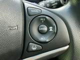 ステアリングに手を添えたまま使えるスイッチ類を備え、運転姿勢を大きく変えずに操作できます。ボタンの表示が見やすく、日常の運転をサポートする便利な装備です。