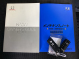 メンテナンスノート【整備記録簿】、取説も揃ってます。スマートキーはバッグなどにしまったままボタン操作でエンジンの始動・停止ができて大変便利です。