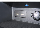 小物の収納に便利なセンタートレイには携帯等のデバイスの充電可能なUSB出力電源付です。