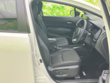 ゆったりとしたシートと落ち着いた色合いで、運転席まわりはすっきりした印象です。前方の視界も確保され、乗り降りの際にも室内の様子を確認しやすい空間です。