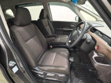 女性でも運転がしやすいように、シートの高さ調整機能(シートリフター)がついています。運転席と助手席の間が空いている為、助手席側への移動がスムーズです。
