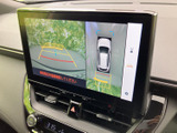 後方の映像に加えて車両周囲を上から確認できる表示があり、駐車時の安全確認をサポートします。ガイド線も表示されるため、周囲との距離感をつかみながら落ち着いて操作できます。