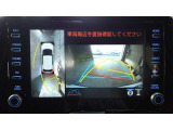 車を上から見下ろした視点で駐車をサポートするパノラマビューを搭載。運転席から確認しにくい車両周囲の状況を確認できます。